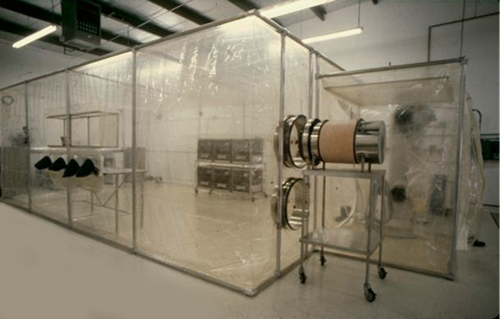 Positive pressure, flexible-film (softwall) cleanroom for animal research or bio/pharmaceutical production.